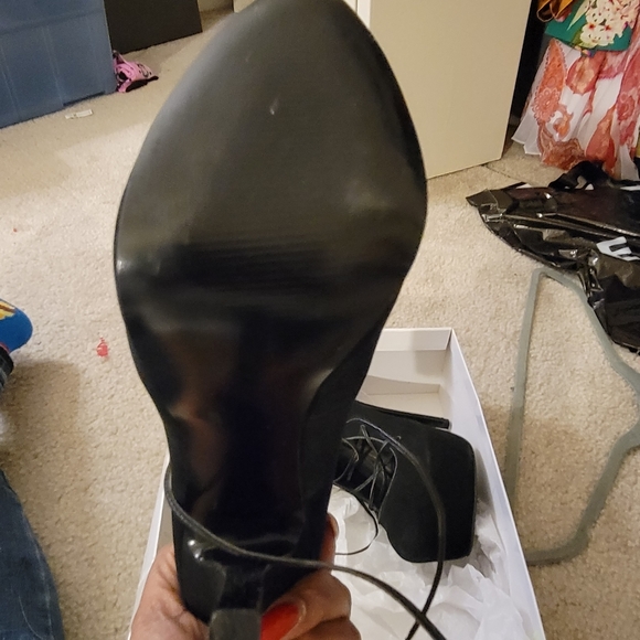 Heels - Picture 4 of 4